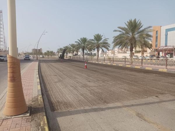 بدء أعمال الصيانة والسفلتة في طريق الملك عبد الله وحي العزيزية بالخفجي