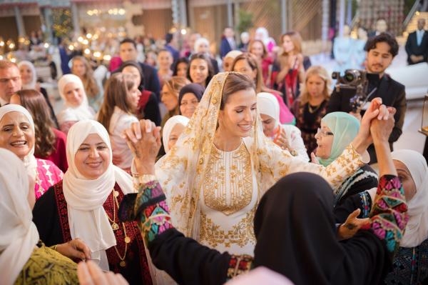 عروس ولي عهد الأردن في ليلة حنتها - صفحة الملكة رانيا على فيسبوك