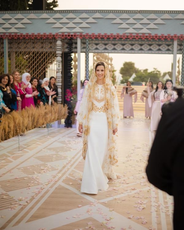 رجوة عروس ولي عهد الأردن - صفحة الملكة رانيا على فيسبوك