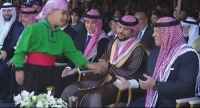طفل يعطي ورقة لملك الأردن خلال وليمة زفاف الأمير الحسين.. ما محتواها؟