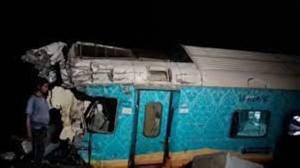 ارتفاع قتلى حادث تصادم قطارين شرقي الهند إلى 120 شخصا