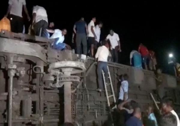 207 قتلى.. تفاصيل مستجدة لحادث اصطدام 3 قطارات في الهند
