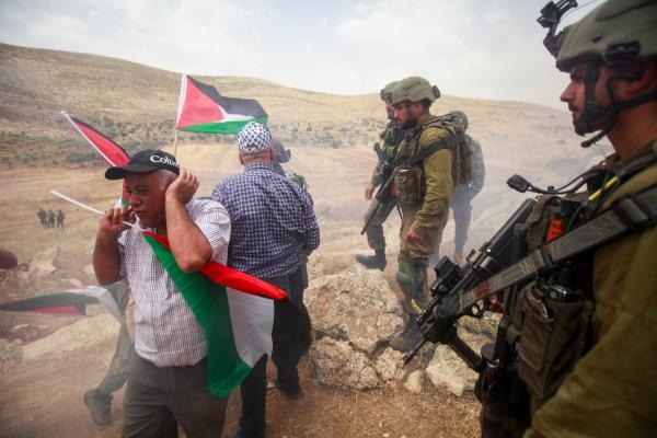 اشتباكات بين فلسطينيين وقوات الأمن الإسرائيلية خلال احتجاج على إقامة بؤر استيطانية إسرائيلية - د ب أ