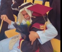 انتشر فيديو لأب سعودي يحضتن ابنته في حفل التخرج- اليوم