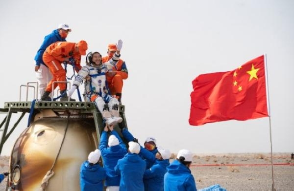 بعد 186 يومًا.. 3 رواد فضاء صينيون يعودون إلى الأرض