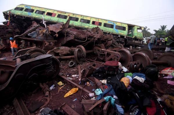 وزير هندي يكشف السبب وراء حادث تصادم القطارات
