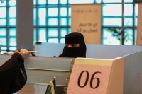 إحدى السعوديات تنهي إجراءات سفر الحجاج في مطار إسلام آباد الدولي - واس