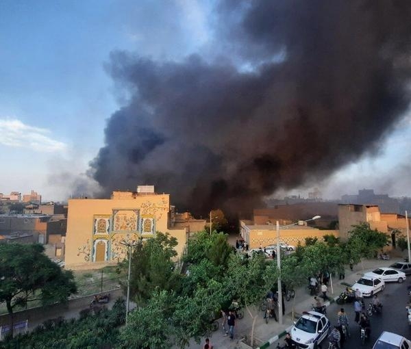 دون سقوط ضحايا.. حريق ضخم يلتهم مخزن أجهزة في مشهد الإيرانية