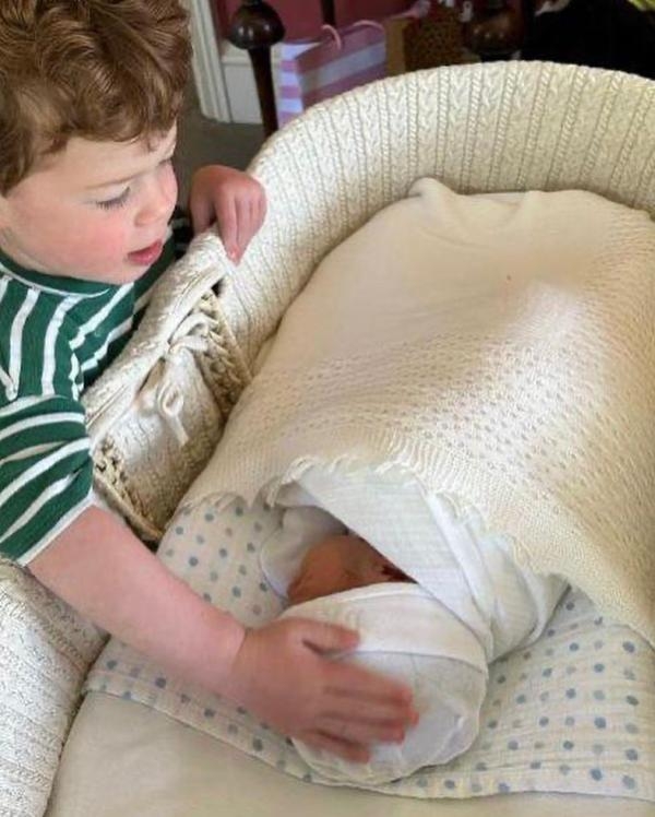المولود الجديد مع أخيه الأكبر الأكبر أوجست بروكسبانك - إنستجرام الأميرة يوجيني