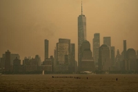 يغطي ضباب برتقالي مدينة نيويورك حيث يتحرك دخان من حرائق متعددة في كندا جنوبًا في نيويورك - د ب أ