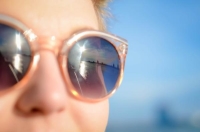 يجب ارتداء النظارات الشمسية أثناء الأنشطة الخارجية لحماية العين من وهج الشمس - مشاع إبداعي