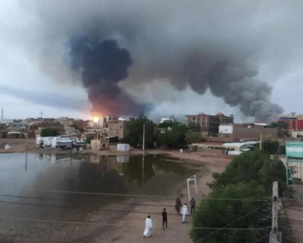جنوب الخرطوم.. حريق هائل بالقرب من مجمع عسكري يضم مصنع أسلحة