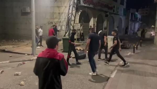 جرحى واختناقات بين الفلسطينيين خلال اقتحام قوات الاحتلال مدينة رام الله