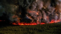 دخان يتصاعد لأعلى من اشتعال حرائق الغابات في كندا - رويترز