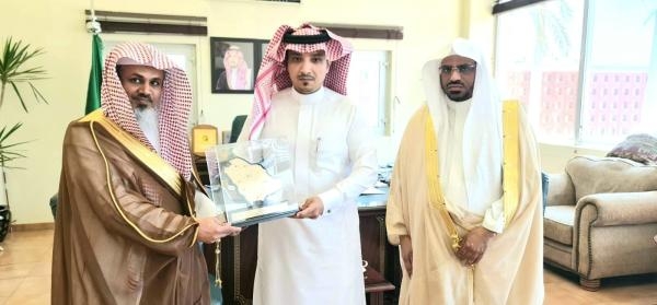 مدير الهيئة مع رئيس المركز السعودي لجسر الملك فهد - اليوم