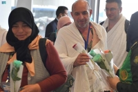 استقبال الحجاج بالورود في المطارات السعودية - واس