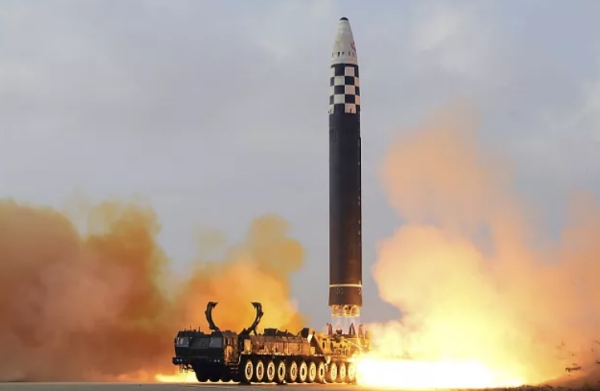 صاروخ كوريا الشمالية الفضائي الذي ينتخك قرارات مجلس الأمن - رويترز
