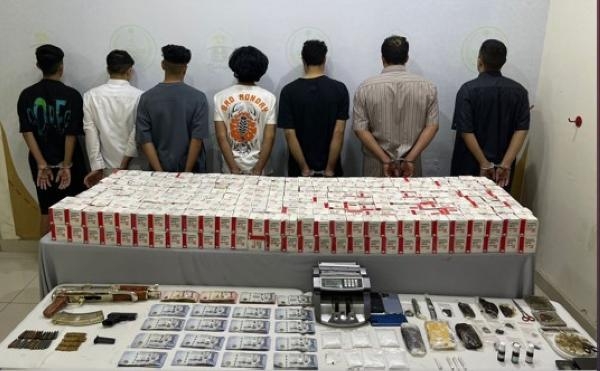 أسلحة نارية وآلاف الأقراص.. القبض على 7 مروجين للمخدرات في الرياض