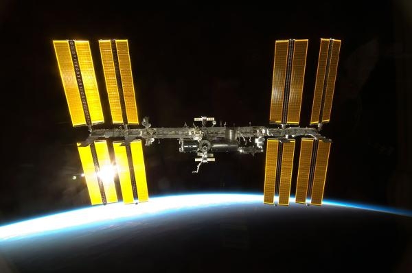 رائدا فضاء يثبتان ألواح شمسية جديدة في محطة الفضاء الدولية