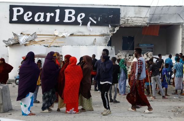 تجمع السكان خارج مكان الانفجار في الصومال - رويترز