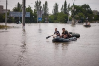 في زيارته إلى المناطق المنكوبة.. زيلينسكي يعد ضحايا الفيضانات بإعادة إعمار المكان