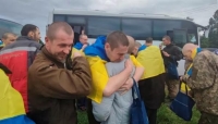 أحد الجنود الأوكرانيين العائدين متأثرًا بلقاء أسرته - CBC News