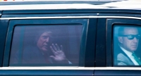 الرئيس الأمريكي السابق دونالد ترامب وهو يغادر منتجعه بمار إيه لاغو في طريقه للمحاكمة - رويترز