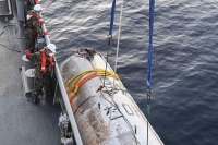 طوله نحو 15 مترًا.. سول تنتشل جزءًا من حطام صاروخ كوري شمالي غرق في البحر