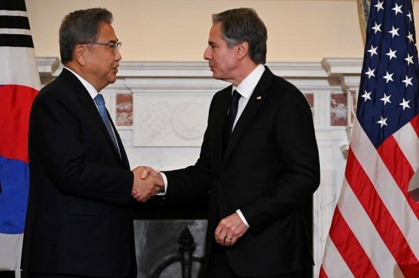 بلينكين ووزير خارجية كوريا الجنوبية بارك جين يتصافحان في مؤتمر صحفي بوزارة الخارجية الأمريكية قبل أيام - رويترز