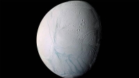 صورة للقمر إنسيلادوس التقطتها المركبة الفضائية كاسيني التابعة لناسا- وكالة ناسا