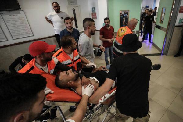 نقل فلسطيني إلى المستشفى بعد إصابته خلال اشتباكات مع القوات الإسرائيلية في مدينة جنين بالضفة الغربية المحتلة - د ب أ