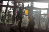 جنود يرفعون علم أوكرانيا في إحدى القرى المحررة - موقع CNN