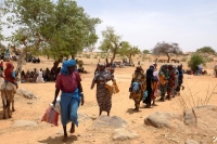 السودانيون يعانون خلال محاولات الهرب سيرًا على الأقدام - رويترز