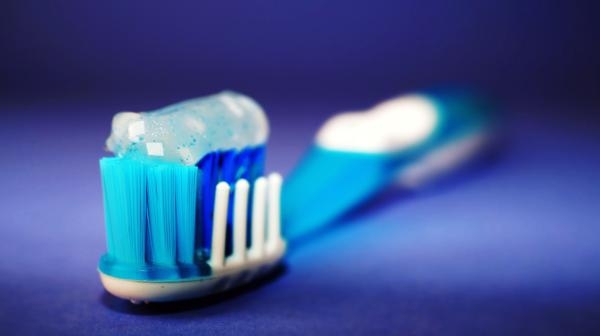يجب استخدام مكشطة اللسان بعد غسل الأسنان بالمعجون - مشاع إبداعي