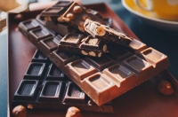 تحتوي الشوكولاتة الداكنة عالية الجودة على نسبة عالية من الكاكاو الذي يعد مصدرا غذائيا مهما - مشاع إبداعي