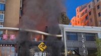 دخان يتصاعد من مبنى بعد انفجار غاز في مطعم شواء في مدينة ينتشوان نينغشيا الصين - رويترز