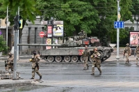 قوات تابعة لمجموعة فاجنر بالقرب من مقر المنطقة العسكرية الجنوبية في مدينة روستوف- رويترز