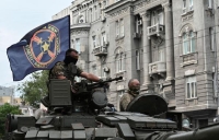 مقاتلو مجموعة فاجنر يظهرون على قمة دبابة في مدينة روستوف- رويترز