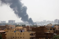 تصاعد الدخان جراء الاشتباكات في السودان - رويترز