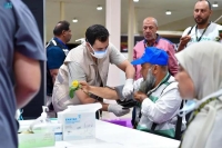 متابعة أحد الحجاج المرضى بأحد مراكز المراقبة الصحية في مدينة الحجاج - واس