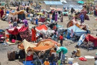سوء أوضاع الشعب السوداني تدفعه إلى النزوح إلى البلاد المجاورة - رويترز