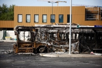 حافلة محترقة في محطة حافلات RATP تضررت خلال اشتباكات ليلية بين المتظاهرين والشرطة - رويترز 