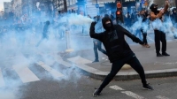 أعمال العنف اجتاحت فرنسا بعد مقتل صبي عمره 17 عامًا على أيدي الشرطة - وكالات