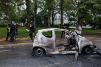 سيارة أحرقت خلال ليلة من الاشتباكات بين المتظاهرين والشرطة - رويترز 