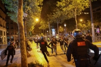 الشرطة الفرنسية تكثف تواجدها مع تصاعد أعمال الشغب - رويترز 