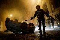 الشرطة الفرنسية خلال السيطرة على أعمال الشغب - رويترز