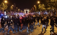 ضباط الشرطة يتخذون مواقعهم خلال أعمال الشغب التي أعقبت مقتل ناهيل في باريس- رويترز
