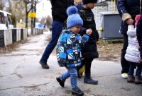 روسيا جلبت نحو 700 ألف طفل من مناطق الصراع في أوكرانيا - موقع BBC