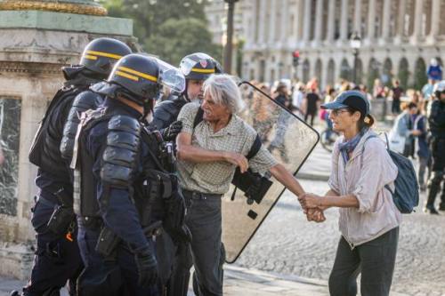 التوترات تهدأ في شوارع فرنسا والاعتقالات تتقلص