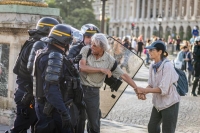 انتهاء ذروة الاحتجاجات والعنف في شوارع باريس - د ب أ